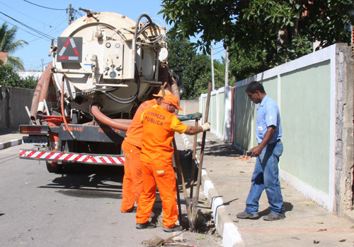 Dois caminhões com equipamentos de desobstrução e cerca de 12 funcionários realizam a manutenção da limpeza dos bueiros (Foto: Check)