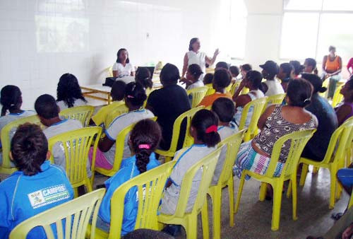Muitos alunos do Ciep Alvares Cabral, na Terra Prometida, participaram da palestra educativa sobre dengue (Foto: Divulgação)