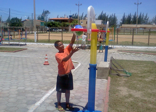 O projeto passou além do Xexé, pelo Rádio Velho, Vila do Sol e praça principal do Farol, onde atendeu as crianças que residem nas imediações e na Vila dos Pescadores (Foto: Divulgação)