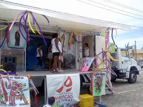 O Caminhão Viajando Com as Artes, da Coordenação de Animação Cultural da Secretaria Municipal de Educação, já definiu a programação para o início deste ano letivo (Foto: Divulgação)