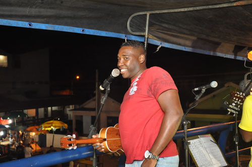 Nesta quinta-feira (09), o Grupo Nosso Lance se apresentou para um grande público, no trio parado, na área em frente ao Clube Náutico (Foto: Divulgação)