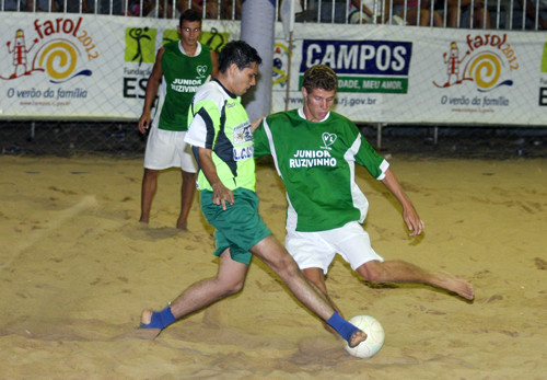 O Campeonato de Beach Soccer começou no início de janeiro e ganhou popularidade na praia campista (Foto: Roberto Joia)