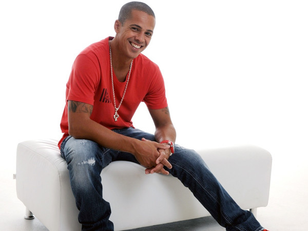 O cantor Leandro Sapucahy se apresenta no trio elétrico parado na quinta-feira (16), em frente ao Náutico, no pré-carnaval (Foto: Divulgação)