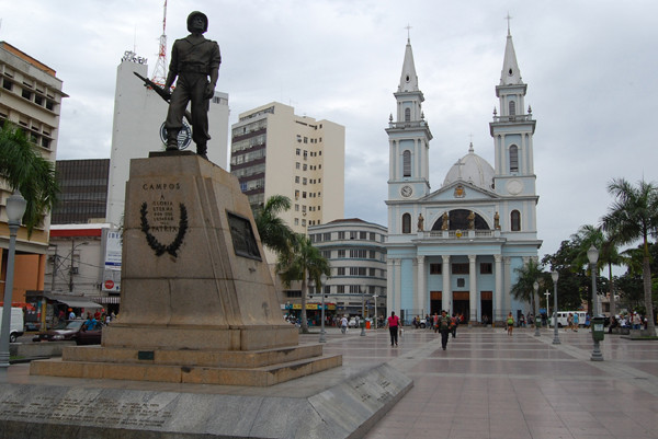 A Praça São Salvador é um dos cartões postais da cidade de Campos (Foto: Antônio Leudo)