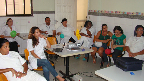 O encontro com os funcionários do posto foi aberto com a palestra Atendimento com Qualidade, ministrada pela administradora hospitalar Beatriz Enes (Foto: Divulgação)