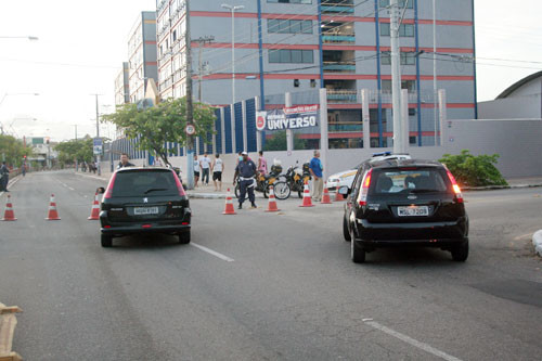 Trânsito teve que ser interditado devido ao jogo entre Americano e Fluminense, esta noite, no Estádio Godofredo Cruz (Foto: Antônio Leudo)