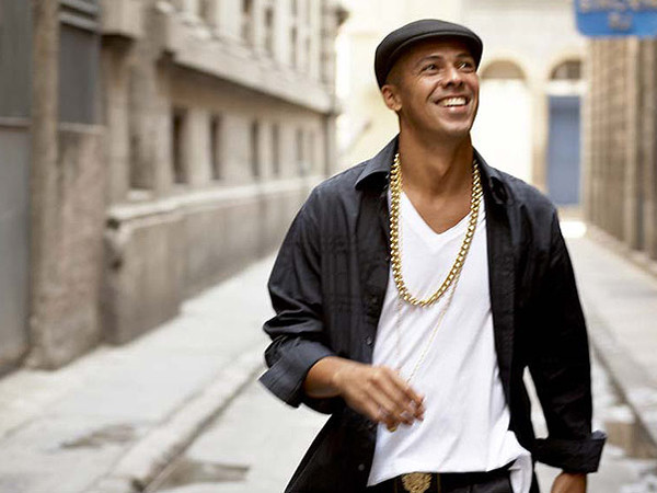 O cantor Leandro Sapucahy leva o melhor do samba para o Farol de São Tomé nesta quinta-feira (16) (Foto: Divulgação)