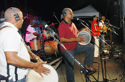 O grupo Fundo de Quintal vai ser a atração da Aldeia do Sol nesta sexta-feira (17), na praia do Farol de São Tomé (Foto: Divulgação)