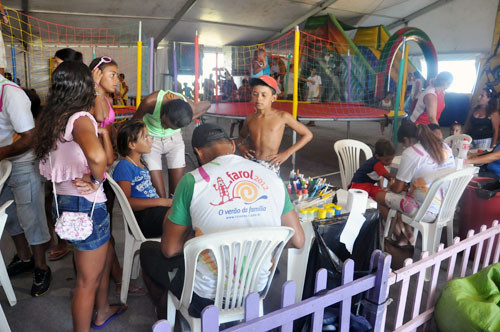 Nesta quarta-feira (15), as crianças receberam presentes, como forma de marcar a participação no evento (Foto: Divulgação)