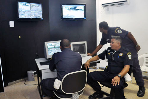 As câmeras estão instaladas no Centro de Monitoramento, próximo à rodoviária do Farol de São Tomé (Foto: Divulgação)