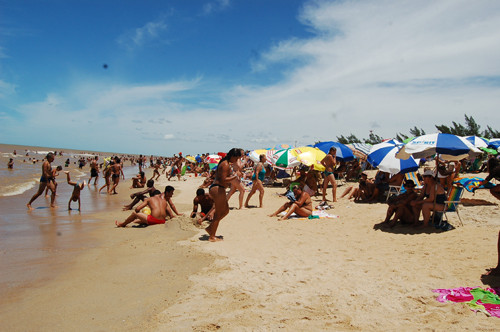 Antes de cair na folia nesta terça-feira de Carnaval, moradores e veranistas da praia de Farol de São Tomé foram curtir o sol forte e as águas (Foto: Check)