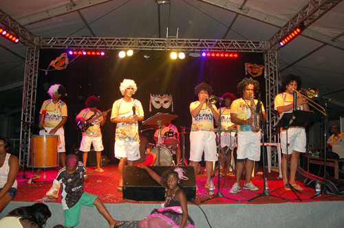 Ao som da banda Black Show, que apresentou uma série de marchinhas conhecidas dos antigos Carnavais, a Tenda Cultural recebeu um grande público (Foto: Check)