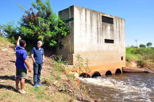 O secretário de Agricultura, Eduardo Crespo, fez uma vistoria nesta quinta-feira (23) aos Canais Cataia e do Vigário, para ver de perto a situação dos dois canais que são importantes para alimentar os recursos hídricos da Lagoa do Campelo (Foto: César Ferreira)