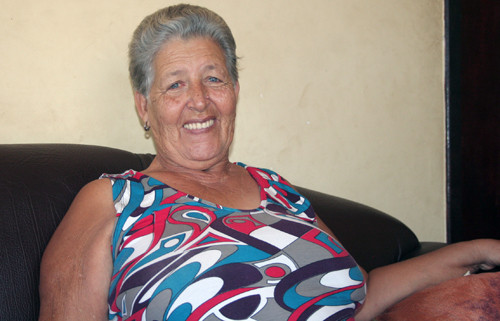 Dona Alda da Costa Cruz, de 69 anos, foi atendida com uma crise de hérnia de disco há pouco mais de um mês (Foto: Antônio Leudo)