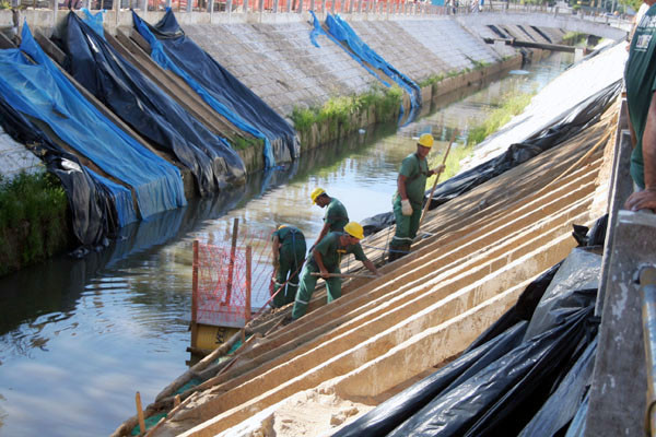 Homens e máquinas estão no local executando os trabalhos (Foto: Antônio Leudo)