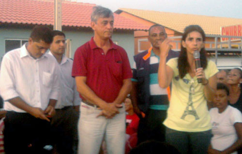 A subsecretária, Giselda Leão, explicou aos contemplados com as moradias, a importância do recebimento do título de propriedade e os documentos necessários para a agilização dele (Foto: Divulgação)