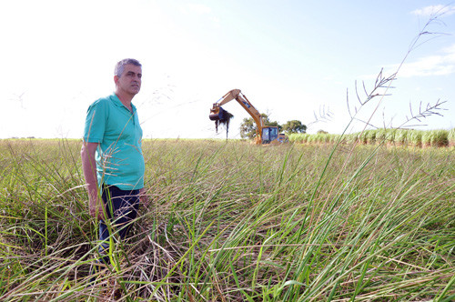 O secretário de Agricultura e Pesca, Eduardo Crespo, informa que a pequena agroindústria do assentamento Saquarema carecia de água potável, com qualidade (Foto: César Ferreira)