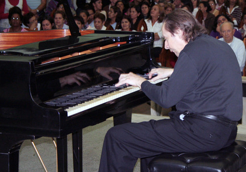 O pianista Arthur Moreira Lima fará o primeiro recital do piano de cauda do Teatro Trianon, com entrada franca, nesta sexta-feira (9) (Foto: Divulgação)