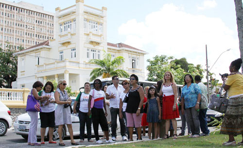Em comemoração pelo Dia Internacional da Mulher, a equipe de mulheres da Secretaria da Família e Assistência Social, participou de um city tour, percorrendo vários pontos históricos do município (Foto: Rodolfo Lins)