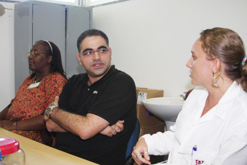 A gerente da Rede de Laboratório de Saúde Pública do Estado do Rio de Janeiro (Relsp/RJ), Fátima Napoleão, realizou visita técnica no Hospital de Guarus  nesta terça-feira (4), acompanhada pelo diretor de Vigilância Epidemiológica, Charbell Kury (Foto: Phillipe Moacir)
