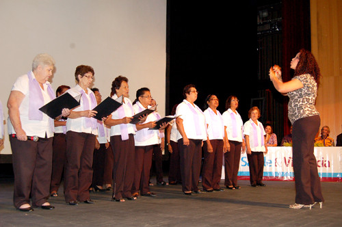 O Coral Doce Canto reúne, atualmente, 50 idosos e foi criado em maio do ano passado (Foto: Check)