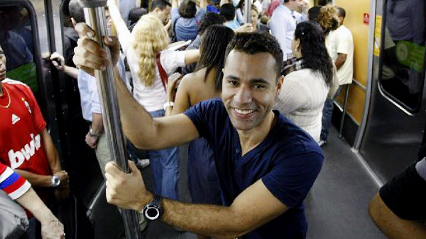 O ator Rodrigo Sant Anna, famoso pelo personagem Valéria, do programa Zorra Total, apresentará, no próximo dia 29, o espetáculo Comício Gargalhada! (Foto: Divulgação)
