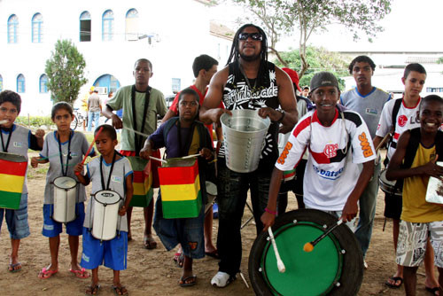 O Bate Lata é um dos programas que a FMIJ coloca disponível para jovens e adolescentes que se encontram em algum tipo de risco social (Foto: Check)