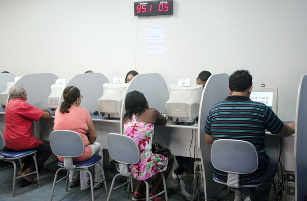A partir de segunda (19), quem ainda não trocou o Cartão Campos Cidadão provisório pelo definitivo deverá comparecer ao Serviço de Atendimento ao Cartão Cidadão, na Praça São Salvador, para fazer a solicitação (Foto: Antônio Leudo)