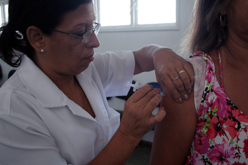 Profissionais de saúde, crianças de 1 ano a 1 ano e 11 meses, gestantes, doentes crônicos e jovens entre 20 e 29 anos, continuam sendo vacinados até a próxima sexta-feira (7) (Foto: Antônio Leudo)