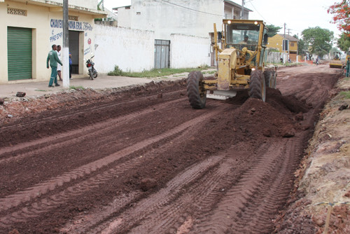 . Nesta terça-feira (20),  as máquinas trabalhavam a todo vapor com o objetivo de dar continuidade ao projeto (Foto: Jônatas Manhães)