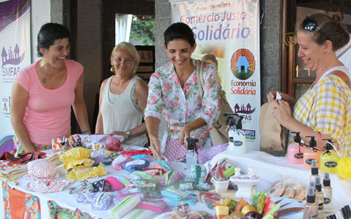 Cerca de dez grupos de artesãs ligadas aos Centros de Referência e Assistência Social (Cras), que desenvolvem trabalhos dentro do Programa de Inclusão Produtiva, participam do evento (Foto: Rodolfo Lins)
