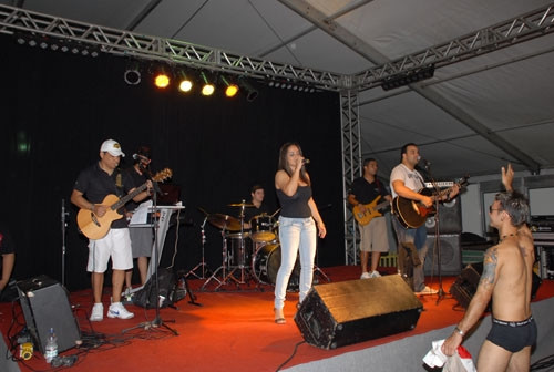 A apresentação da dupla, Gabi e Morett, encerra a 1ª Feira Agro Familiar (Foto: Roberto Jóia)