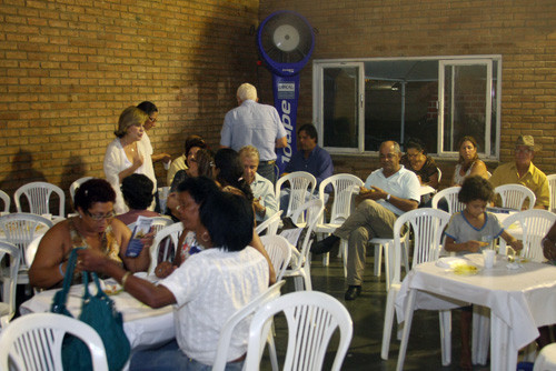 O Espaço Gurmet da 1ª Feira Agrofamiliar tem ficado pequeno para as aulas shows que vem sendo ministradas pelo chef Alessandro Eller, apresentador de programa de gastronomia na TV Gazeta (Foto: Jônatas Manhães)