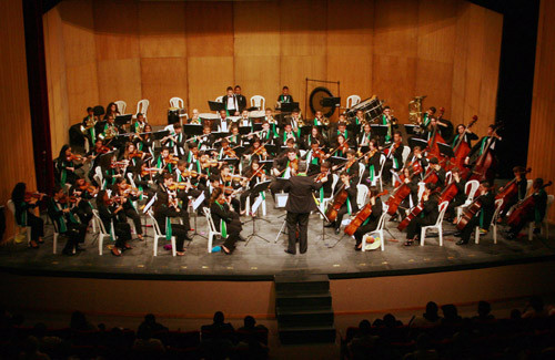 Comemorando os 177 anos de Campos, a Orquestra Mariuccia Iacovino, do Centro Cultura Musical de Campos (CCMC) e a ONG Orquestrando a Vida, realiza nesta terça-feira (27), às 20h, no Trianon, um grande concerto (Foto: Divulgação)