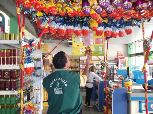 Fiscais do Procon pesquisam produtos de páscoa, como os ovos de chocolate (Foto: Divulgação)