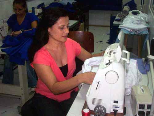 A costureira, Giane Gonçalves Lopes, que há 11 anos trabalha na unidade hospitalar e há cinco opera a máquina de bordar, garante que o ritmo foi intenso para dar conta do número de camisas bordadas (Foto: Divulgação)