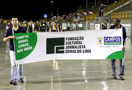 Alunas dos cursos de geração de renda da Fundação Cultural Jornalista Oswaldo Lima desfilaram com disposição e orgulho na festa de inauguração do Centro de Eventos Populares (Foto: Jônatas Manhães)