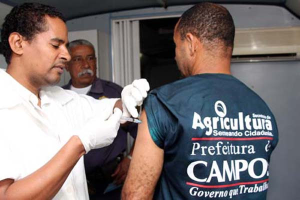 O ônibus ficará na sede da prefeitura até às 17h (Foto: Gerson Gomes)