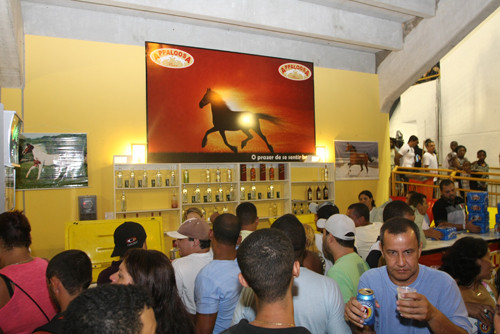 Mesmo com o público lotando as arquibancadas, os camarotes e a passarela do Centro de Eventos Populares Osório Peixoto, para a apresentação da Banda Parangolé, era grande a movimentação na Praça de Alimentação do Cepop (Foto: Roberto Joia)