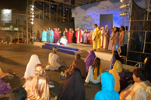 Na próxima sexta-feira (6), às 20h, na Praça do Santíssimo Salvador, o Grupo de Teatro Sacro Dom Carlos Alberto Navarro irá encenar a Paixão de Cristo, celebrando três décadas de montagem do espetáculo (Foto: Check)