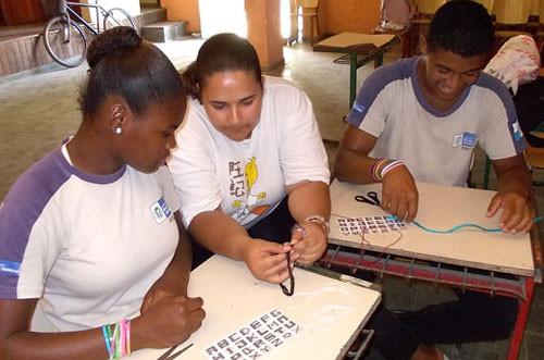 O Projovem Adolescente está desenvolvendo oficinas de confecção de pulseiras bordadas em linha de tricô, para os alunos dos coletivos de Guarus, Lapa, Tapera, além da Fundação Municipal de Esportes (Foto: Divulgação)