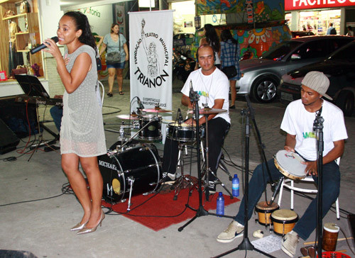 O samba animou o começo da noite desta quarta-feira (11), no Centro de Compras da Pelinca, com a apresentação da cantora Maria Fernanda. (Foto: Divulgação)
