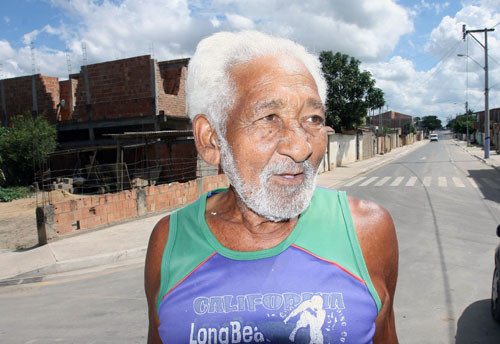 A avaliação do aposentado Gelson dos Santos Rodrigues, 80 anos, sobre a Rua Edgar Monteiro, no Parque Eldorado, é bem positiva (Foto: Rogério Azevedo)