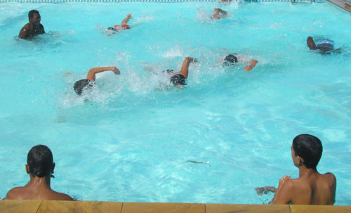 Neste sábado (14), das 9 às 14h, alunos dos Projovem Adolescente estarão participando do 1º Circuito de Natação, que acontece no Sesc-Campos, reunindo diversos clubes e escolas de natação do município (Foto: Divulgação)