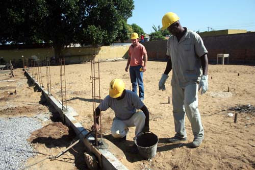 Uma das novas praças está sendo construída em Custodópolis (Foto: Check)