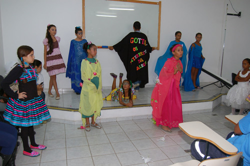 Alunos do Grupo Gotta, da Escola Municipal Professora Sebastiana Machado Silva, se preparam para as novidades previstas para este ano (Foto: Check)