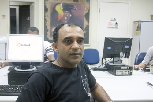 O jornaleiro Otílio da Silva Vieira é proprietário de uma banca de jornais e revistas e sentiu melhorias após formalização (Foto: Roberto Joia)