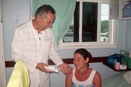 Presidente da Fundação, Ricardo Madeira, cumprimenta uma das mães assistidas pelo HFM no seu dia (Foto: Divulgação)