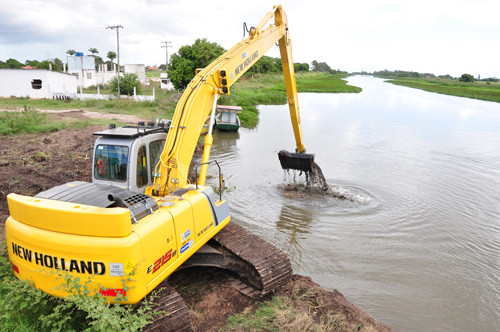 A prefeitura, através da Secretaria de Agricultura e Pesca, continua fazendo a limpeza de canais secundários e terciários na Baixada Campista (Foto: César Ferreira)