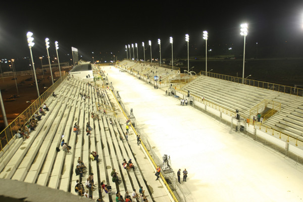 Pessoas já trabalham no Centro de Eventos Populares Osório Peixoto (Cepop) para deixar tudo pronto para o Campos Folia 2012 (Foto: Antônio Leudo)
